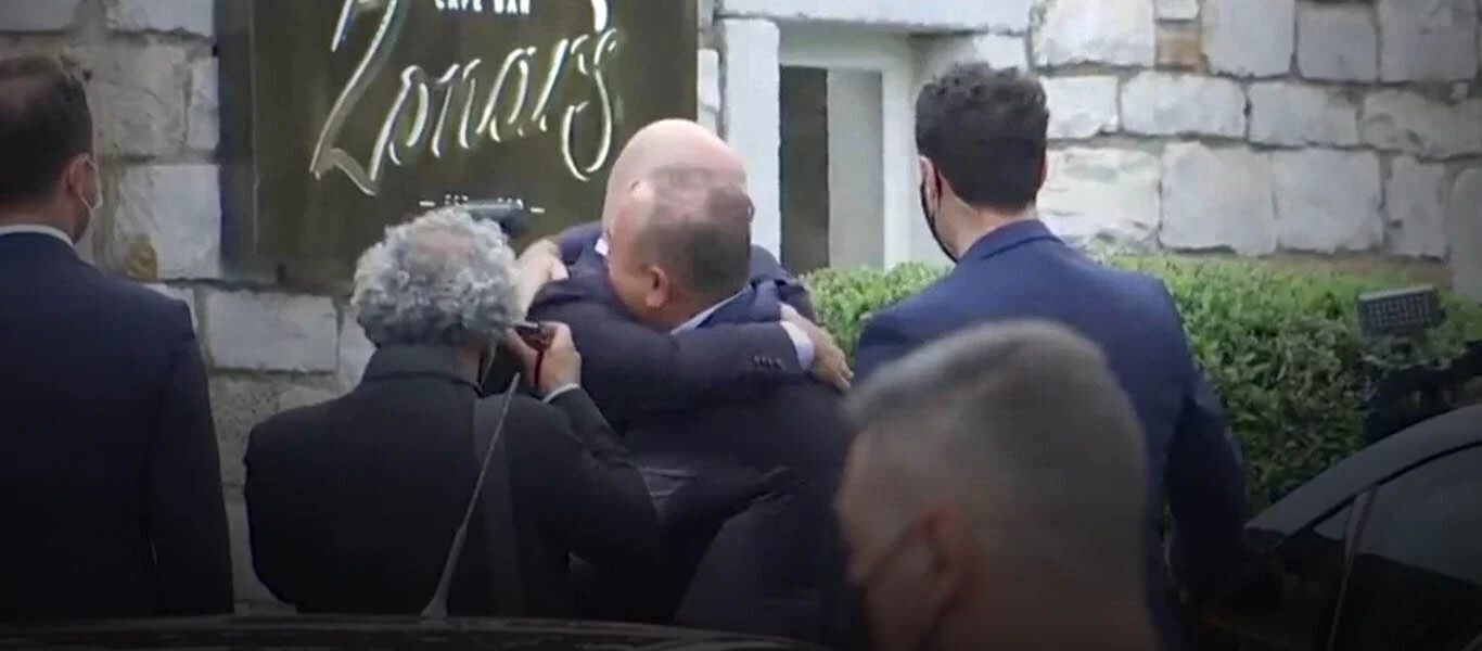 Υποδοχή... ήρωα στον Μ.Τσαβούσογλου: Θερμές αγκαλιές από Ν.Δένδια - Τουρκικό ΥΠΑΜ: «Προκλητική & παράνομη η Ελλάδα»!